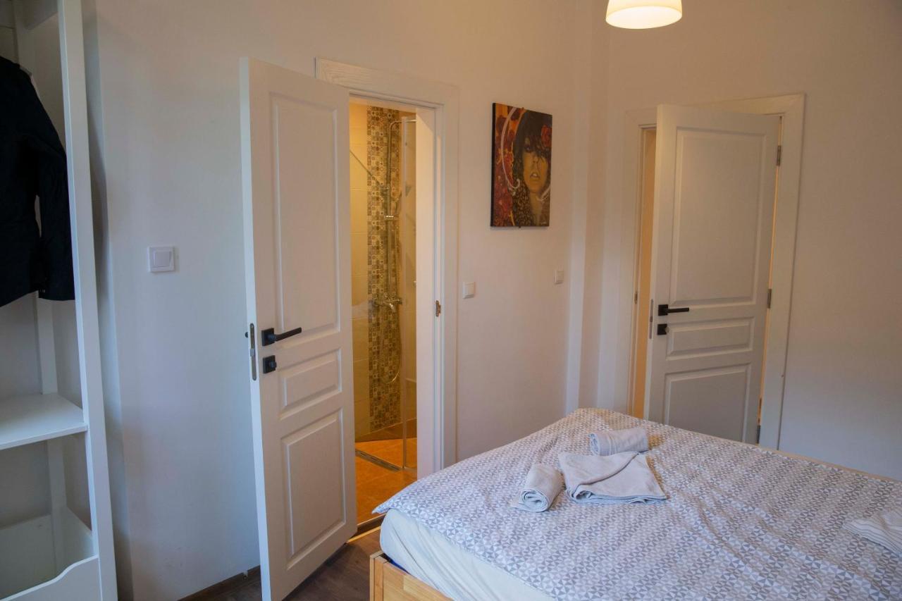 Central Sofia 3-Bedroom Apartment - Urban Art Gallery - Free Parking! Εξωτερικό φωτογραφία